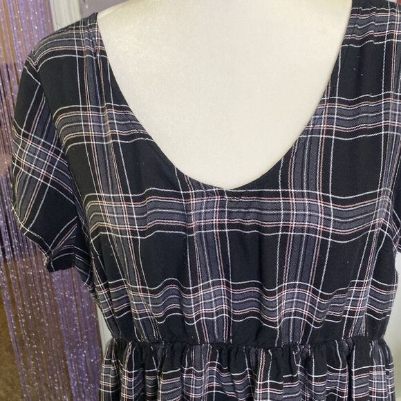 Torrid Peplum Cross Back Rayon Flannel Blouse 1 1X 14-16 Black White Pink Plaid - Picture 2 of 7